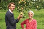 Sortenkundler Georg Loferer und Projektmanagerin Eva Bichler-Öttl kümmern sich um die Nachzucht und Verbreitung von „vergessenen“ Apfel- und Birnensorten