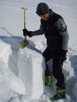 AEG-Beamter bei der Schneeprofilprüfung