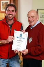 Robert Reiter zeichnet Ludwig Welkhammer aus