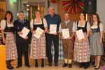 Ortsgruppenvorsitzende Elke Schneider (links) und Kreis-Wasserwacht-Chefin Sabrina Schauer (rechts) gratulierten (von links) Stefan Kandler (40), Claudia Lochner (35 Dienstjahre), Peter Tronicsek (40), Jürgen Klapfenberger (15) und Simone Geiger (5) für langjährigen ehrenamtlichen Dienst.