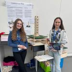 Johanna Kastner und Anhelina Riabets an ihrem Stand