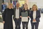 Bundesumweltministerin Steffi Lemke (r.), Alenka Smerkolj, Generalsekretärin der Alpenkonvention (l.) und Nationalparkleiter Dr. Roland Baier gratulieren Nachwuchswissenschaftlerin Christina Dollinger zum 3. Preis beim „Young Academics Award“.