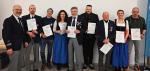 Für langjährigen ehrenamtlichen Dienst zeichnete (von links) Ortsgruppenchef Hauber Günter Eisenschink (30 Jahre), Daniel Bender (10), Laura Simon (5), Georg Winkler (50), Christian Hausmann (30), Christian Abel (50), Julia Wedel (15) und Enrico Keye (20) aus. Auf den Foto fehlen Christian Eisenschink ( 30) und Andreas Mayer (55).