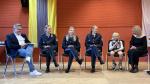 v.l.: Dritter Bürgermeister Martin Strobl, Marie Angerer, Leni Dietersberger, Magdalena Matschina, Thor Kamml und Zweite Bürgermeisterin Rosemarie Bernauer